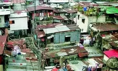 झोपड़पट्टियों में बसी है 8 लाख आबादी झोपड़पट्टियों में बसी है 8 लाख आबादी