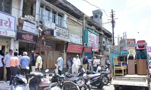 मनपा दल लौटते ही दुकानों पर चस्पा नोटिस फाड़ दिये मनपा दल लौटते ही दुकानों पर चस्पा नोटिस फाड़ दिये