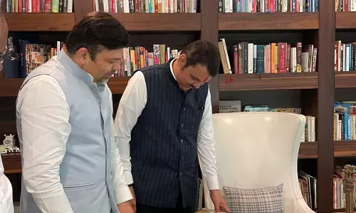 चाय के बहाने कांग्रेस के निलंबित नेता देशमुख से मिले फडणवीस, बावनकुले