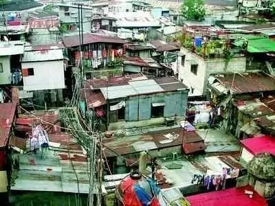 झोपड़पट्टियों में बसी है 8 लाख आबादी झोपड़पट्टियों में बसी है 8 लाख आबादी