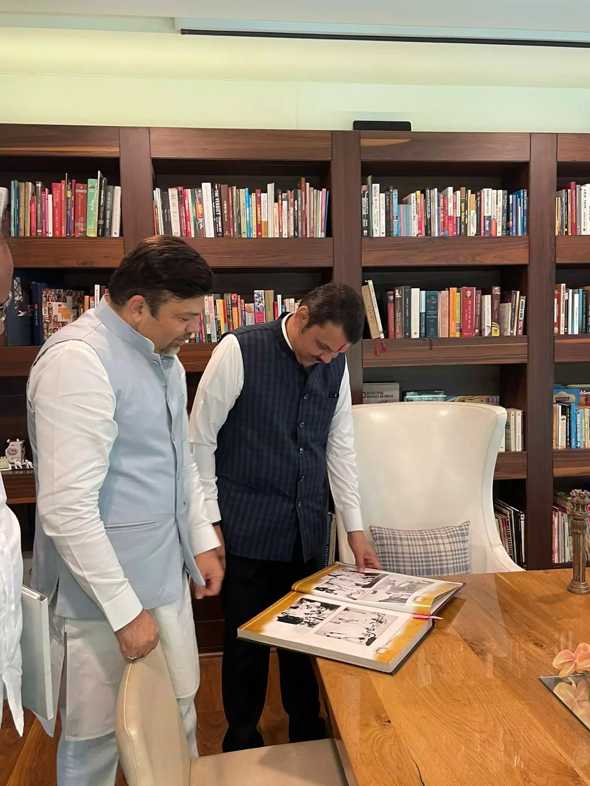 चाय के बहाने कांग्रेस के निलंबित नेता देशमुख से मिले फडणवीस, बावनकुले चाय के बहाने कांग्रेस के निलंबित नेता देशमुख से मिले फडणवीस, बावनकुले