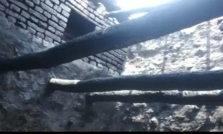 अज्ञात कारणों के चलते लगी आग, गृहस्थी का समान जला
