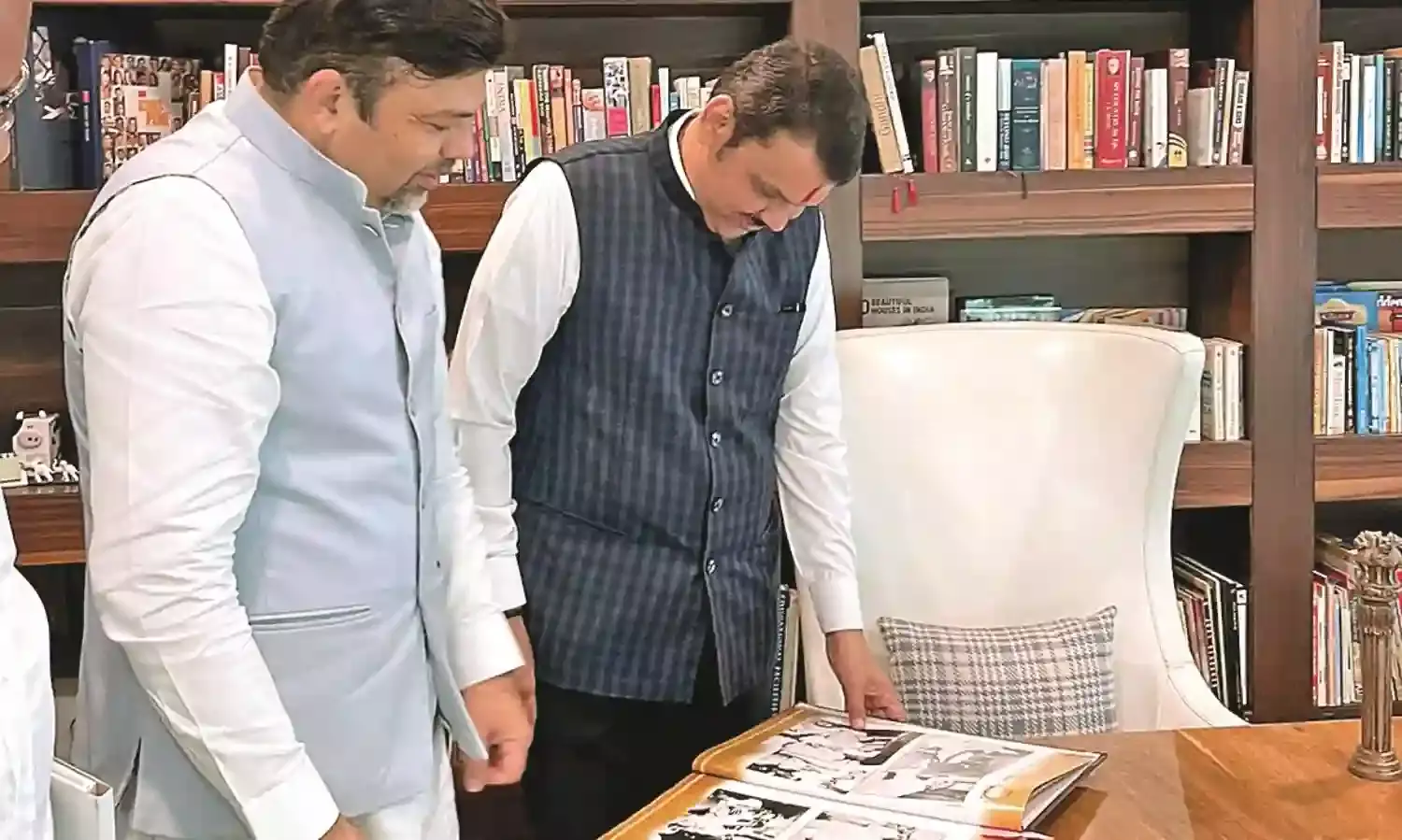 चाय के बहाने देशमुख से मिले उपमुख्यमंत्री फडणवीस और बावनकुले