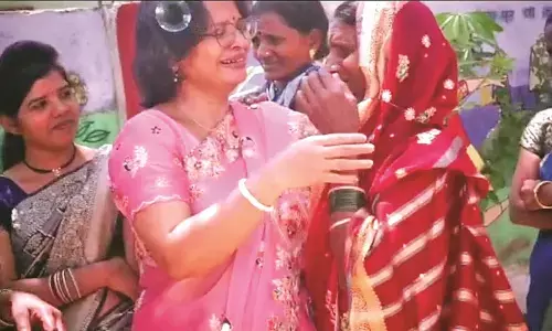 शिक्षिका का हुआ तबादला तो बेटी की तरह दी गई विदाई