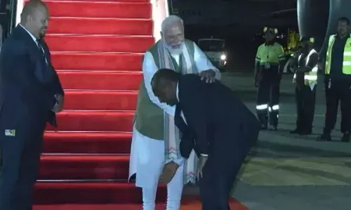 प्रधानमंत्री मोदी पहुंचे पापुआ न्यू गिनी, पीएम मारपे ने छुए पैर, देखें वीडियो
