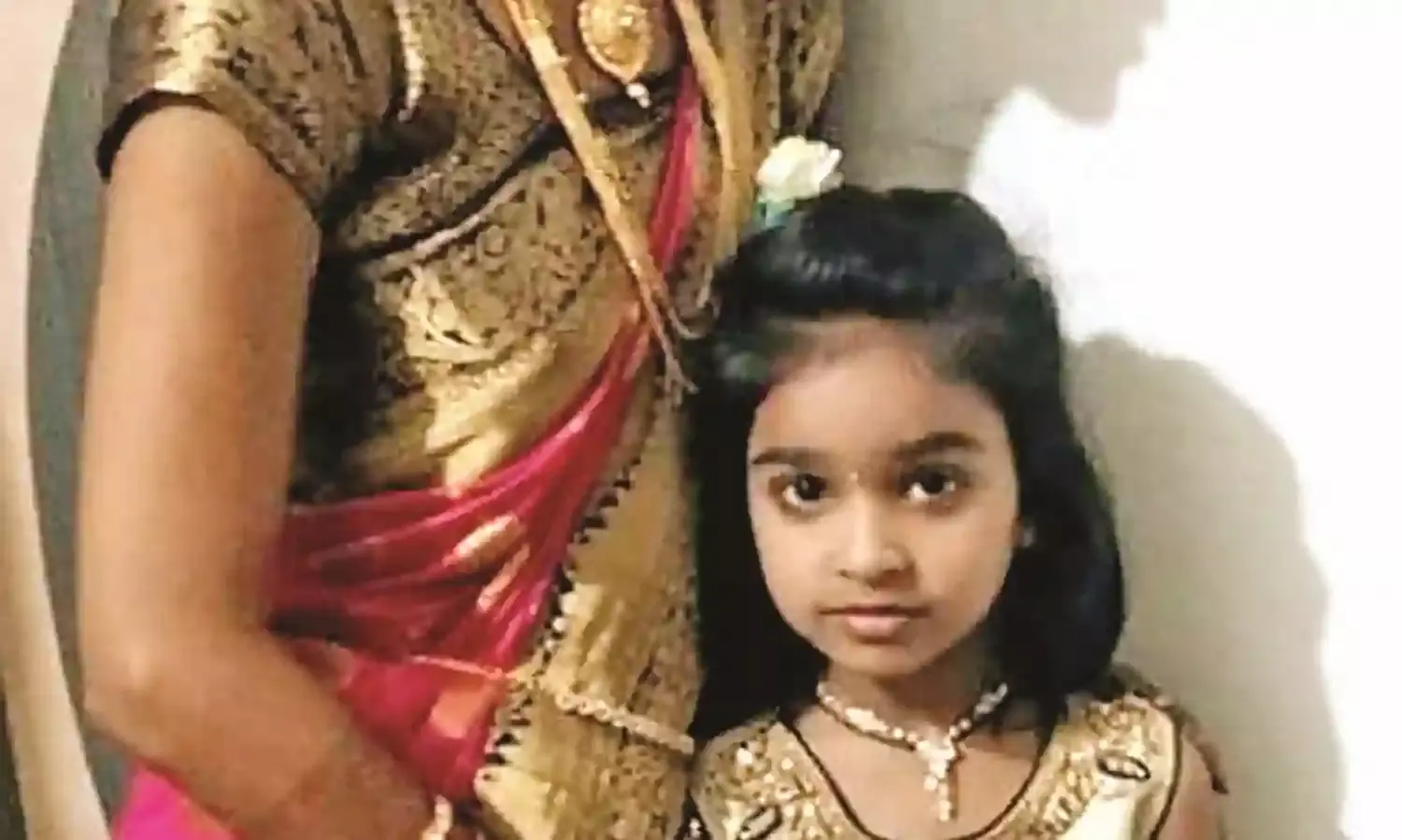 शिक्षिका ने बेटी के साथ खा लिया कीटनाशक, मौत