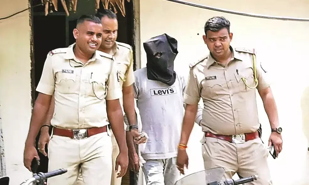 मां ने किया दो बेटियों को बेचने का प्रयास, दलाल गिरफ्तार