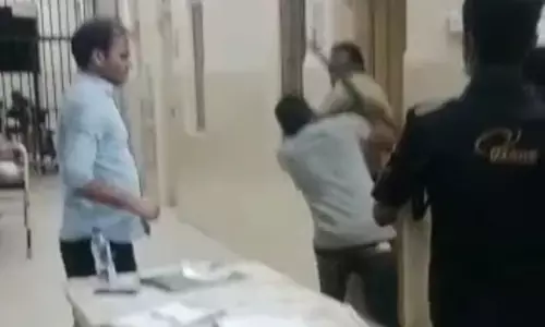 कैदी ने नशे में धुत पुलिसकर्मी को झाड़ू से पीटा, वीडियो वायरल कैदी ने नशे में धुत पुलिसकर्मी को झाड़ू से पीटा, वीडियो वायरल