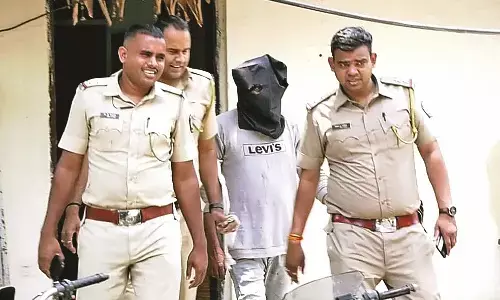 मां ने किया दो बेटियों को बेचने का प्रयास, दलाल गिरफ्तार मां ने किया दो बेटियों को बेचने का प्रयास, दलाल गिरफ्तार