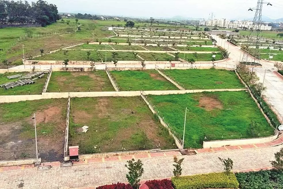 कृषि भूमि पर हजारों ले-आउट प्रशासन व भूखंड धारकों के लिए बने सिर दर्द कृषि भूमि पर हजारों ले-आउट प्रशासन व भूखंड धारकों के लिए बने सिर दर्द