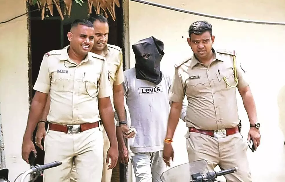 मां ने किया दो बेटियों को बेचने का प्रयास, दलाल गिरफ्तार मां ने किया दो बेटियों को बेचने का प्रयास, दलाल गिरफ्तार