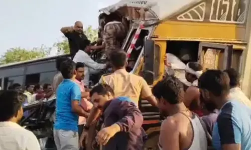 नागपुर-पुणे हाइवे पर ट्रक-बस की टक्कर ,  6 की मौत, 13 घायल