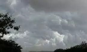 वातावरण में नमी से मौसम बदला, कहीं-कहीं हो सकती है बूंदाबांदी वातावरण में नमी से मौसम बदला, कहीं-कहीं हो सकती है बूंदाबांदी
