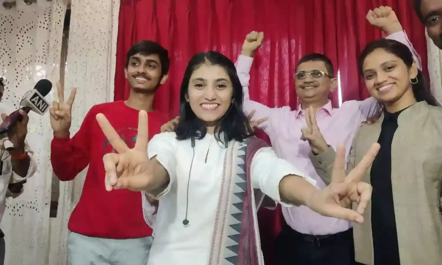 जरूरतमंदों की मदद करना चाहती हैं कश्मीरा- राज्य में अव्वल