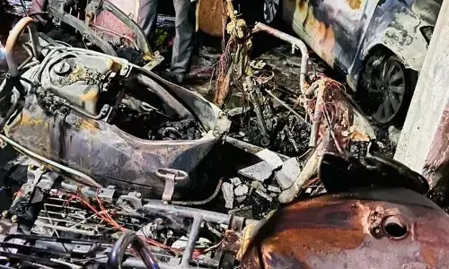 इमारत की पार्किंग में आग, 2 कार सहित 6 वाहन जलकर खाक इमारत की पार्किंग में आग, 2 कार सहित 6 वाहन जलकर खाक