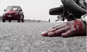 ड्यूटी से घर जा रही महिला को अज्ञात वाहन ने कुचला ड्यूटी से घर जा रही महिला को अज्ञात वाहन ने कुचला