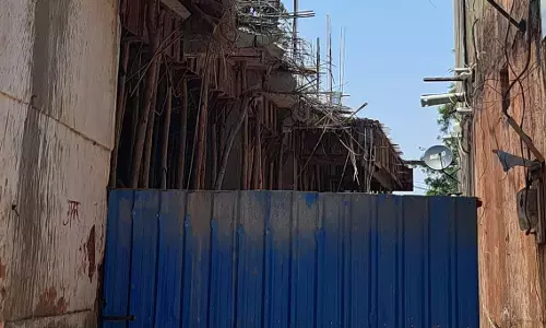 नगर पालिका कर्मचारियों ने मौखिक आदेश पर गिराया छज्जा, दर्ज करवाई एफआईआर