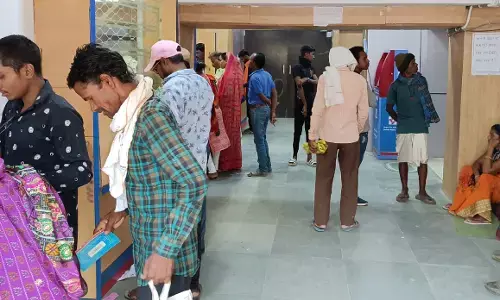 बाजार में मची खलबली, बैंक में नोट जमा करने खोले अलग काउंटर