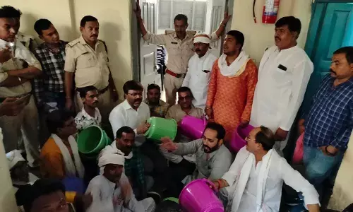 शहर के अंदर पेयजल संकट को लेकर कांग्रेस ने किया प्रदर्शन