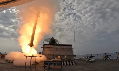 आईएनएस मोरमुगाओ से मिसाइल का सफल परीक्षण