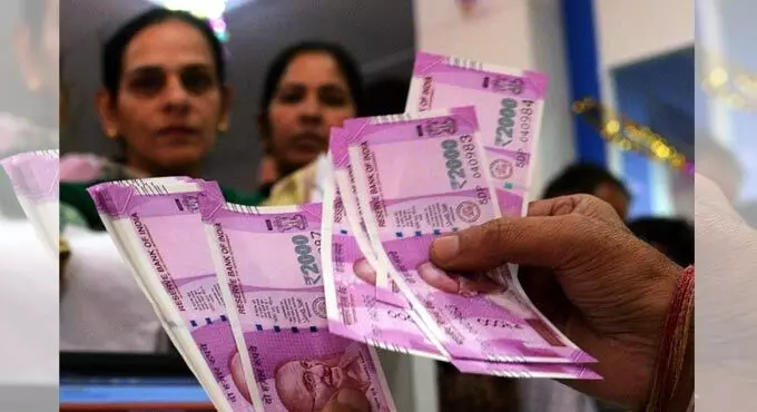 बैंकों में 2000 के नोट बदलना शुरू, खातों में जमा कर रहे लोग बैंकों में 2000 के नोट बदलना शुरू, खातों में जमा कर रहे लोग