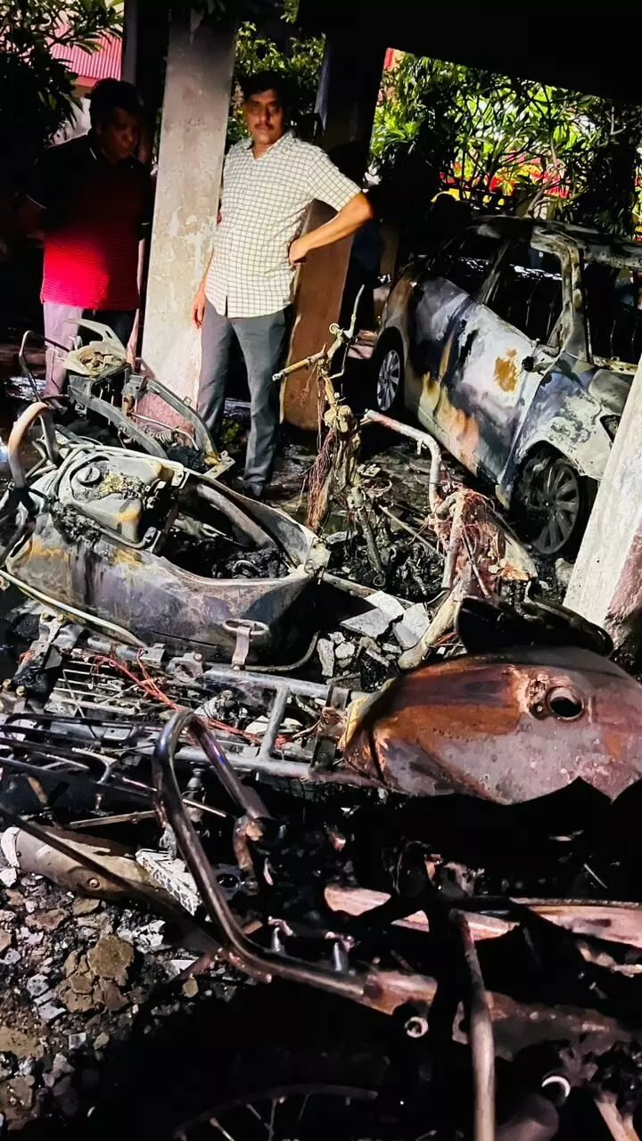 इमारत की पार्किंग में आग, 2 कार सहित 6 वाहन जलकर खाक इमारत की पार्किंग में आग, 2 कार सहित 6 वाहन जलकर खाक
