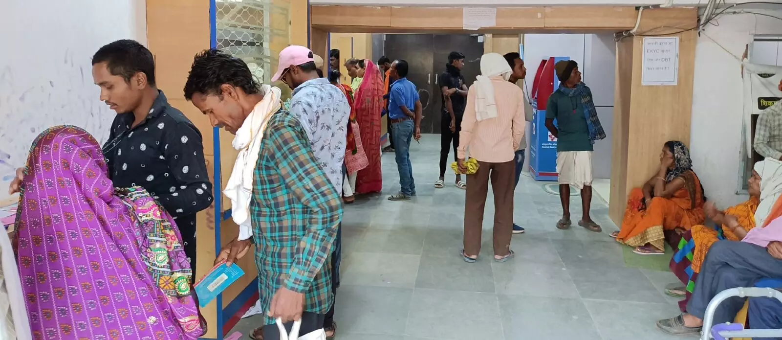 बाजार में मची खलबली, बैंक में नोट जमा करने खोले अलग काउंटर बाजार में मची खलबली, बैंक में नोट जमा करने खोले अलग काउंटर