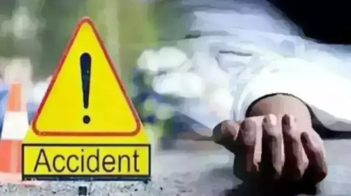 बुलढाणा के एसटी बस हादसे में मृतकों के परिजनों को मदद बुलढाणा के एसटी बस हादसे में मृतकों के परिजनों को मदद