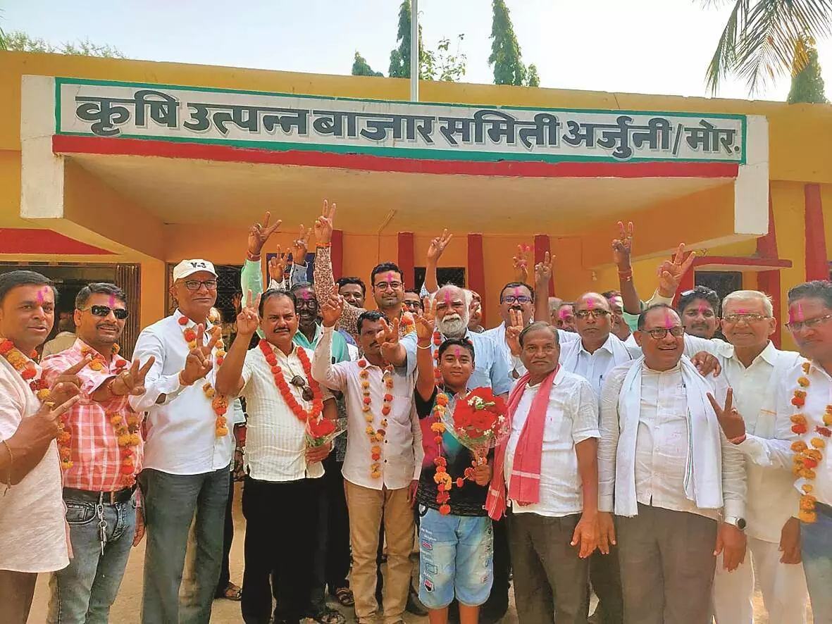 भाजपा में पड़ी फूट : कृषि उपज बाजार चुनाव में राकांपा के परशुरामकर बने सभापति भाजपा में पड़ी फूट : कृषि उपज बाजार चुनाव में राकांपा के परशुरामकर बने सभापति