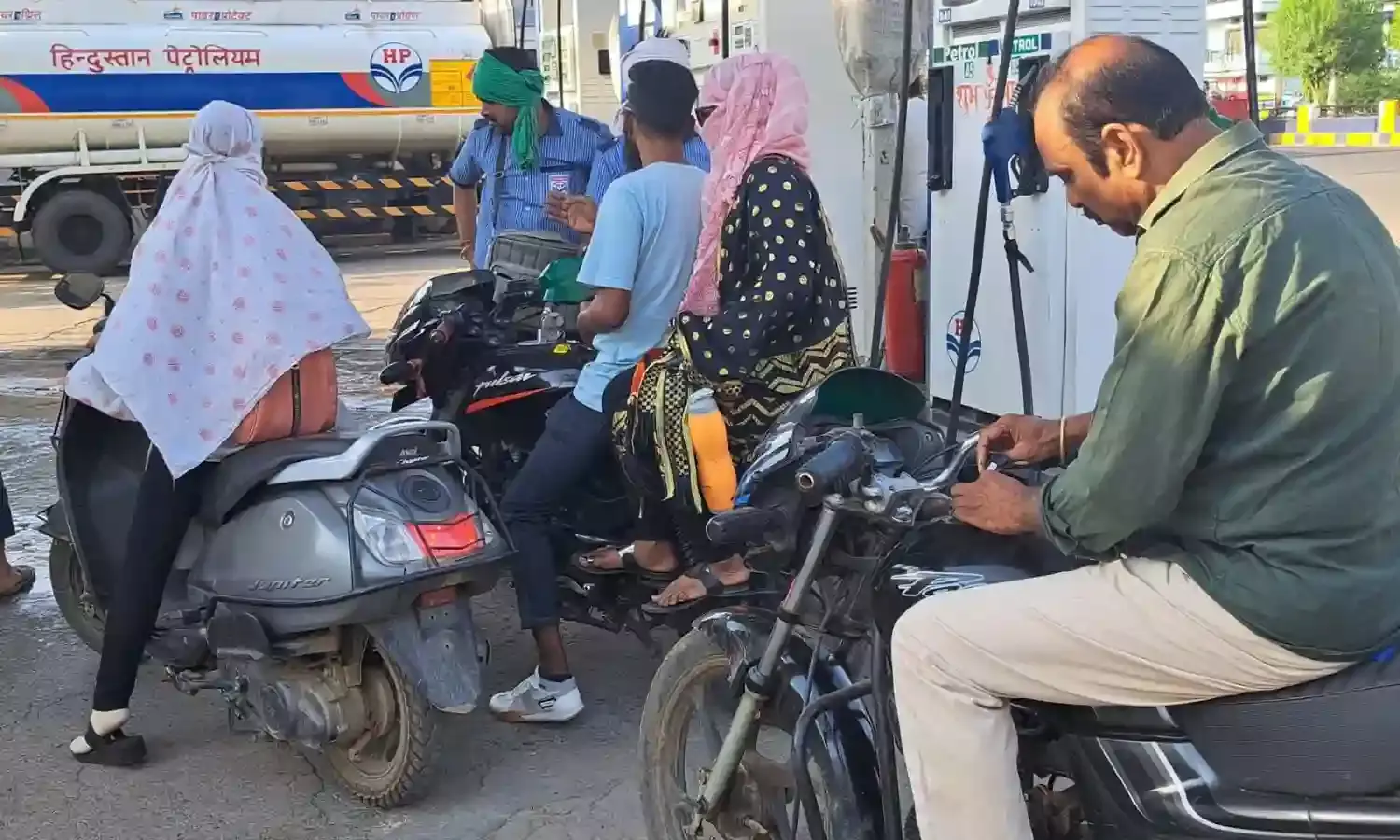 2 हजार का नोट देकर सौ रूपए का पेट्रोल ले रहे ग्राहक, सब्जी मंडी में भी यही हाल
