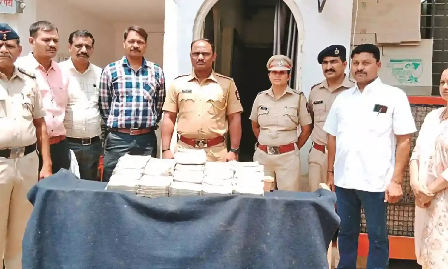 लाख की चोरी का पर्दाफाश - गड्ढा खोद छिपाए थे 77.50 लाख रुपए