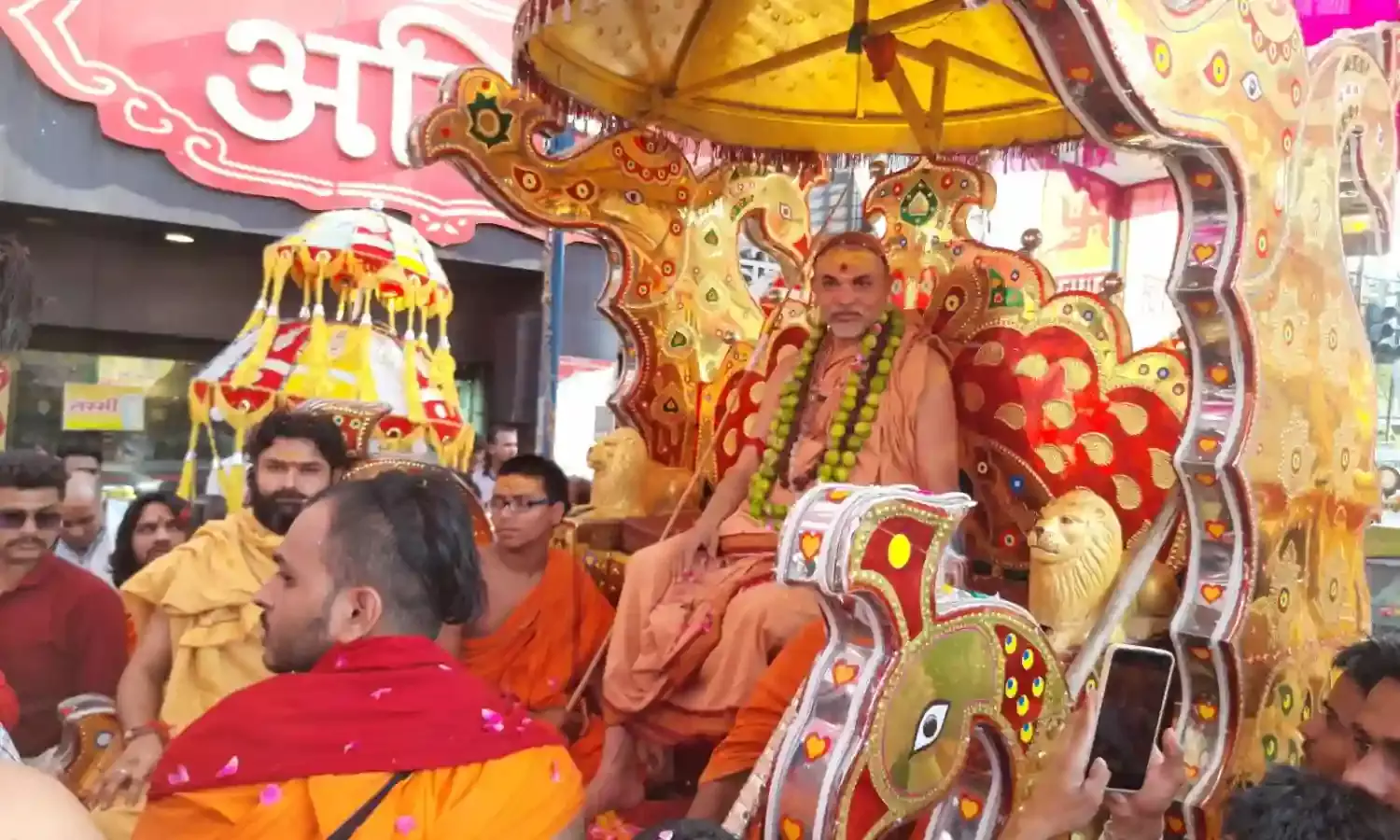 जगतगुुरु शंकराचार्य की भव्य अगवानी, निकली कलश यात्रा