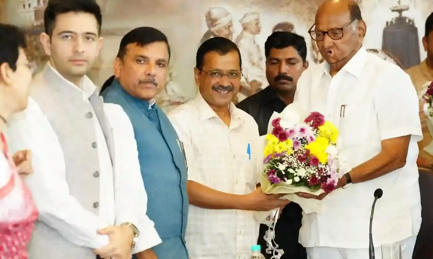 अधिकारों के अध्यादेश पर केजरीवाल को अब शरद पवार का साथ मिला