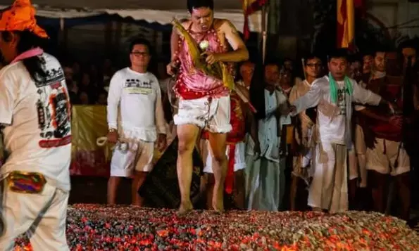 अजब-गजब : दुनिया में प्रचलित कुछ ऐसे धार्मिक रिवाज जिसे जानकर आप रह जाएंगे दंग