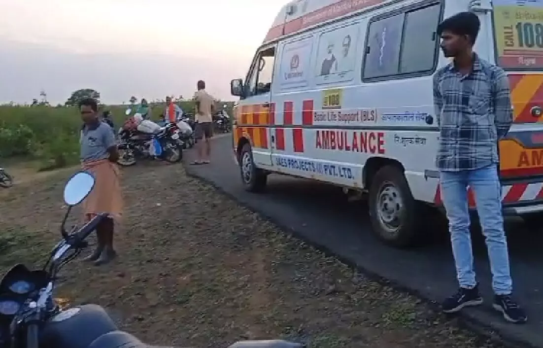 अज्ञात वाहन ने बाइक सवारों को कुचला, 2 की मौत अज्ञात वाहन ने बाइक सवारों को कुचला, 2 की मौत