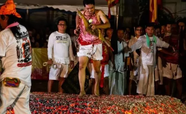 अजब-गजब : दुनिया में प्रचलित कुछ ऐसे धार्मिक रिवाज जिसे जानकर आप रह जाएंगे दंग अजब-गजब : दुनिया में प्रचलित कुछ ऐसे धार्मिक रिवाज जिसे जानकर आप रह जाएंगे दंग