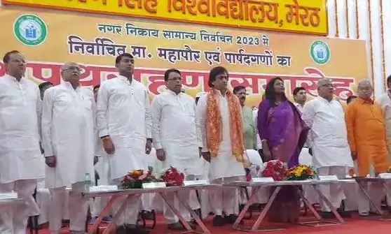 उत्तरप्रदेश के मेरठ में नवनिर्वाचित महापौर और पार्षदों के शपथ ग्रहण समारोह में मचा बवाल