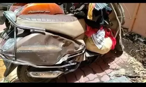 सड़क हादसा - सदर उड़ानपुल पर कार ने दोपहिया को मारी टक्कर