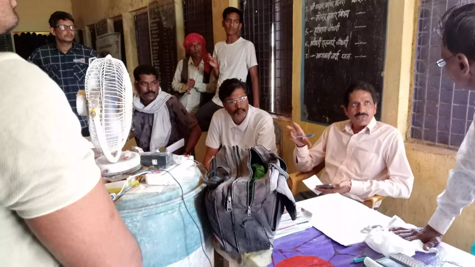 सिली उचित मूल्य दुकान में एसडीएम व तहसीलदार ने की जांच सिली उचित मूल्य दुकान में एसडीएम व तहसीलदार ने की जांच
