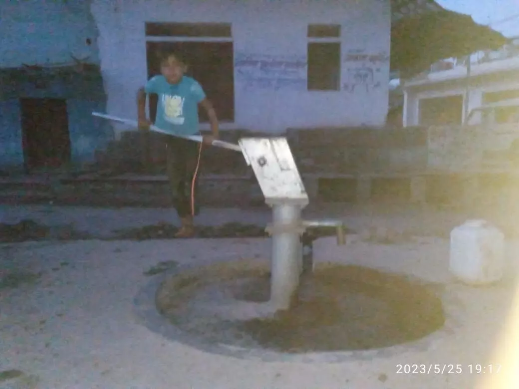 भीषण गर्मी में पेयजल संकट गहराया भीषण गर्मी में पेयजल संकट गहराया