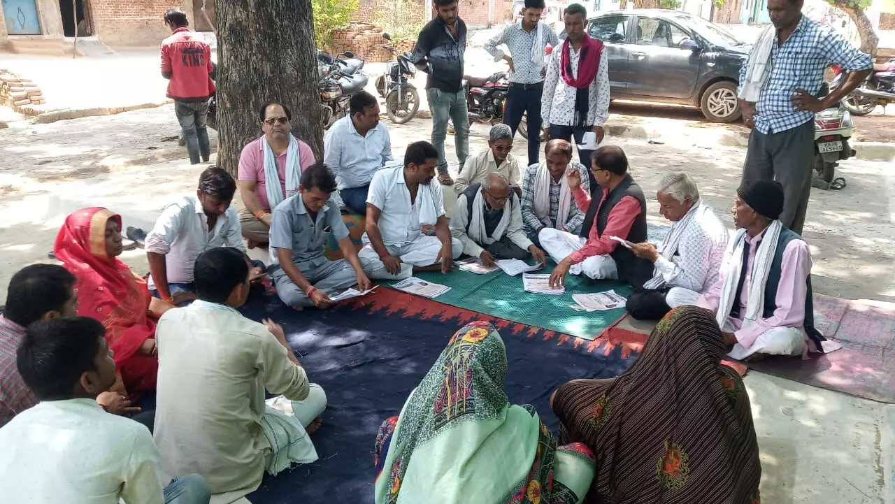 नारी सम्मान योजना के कांग्रेसजनों ने महिलाओं से भरवाए फार्म नारी सम्मान योजना के कांग्रेसजनों ने महिलाओं से भरवाए फार्म
