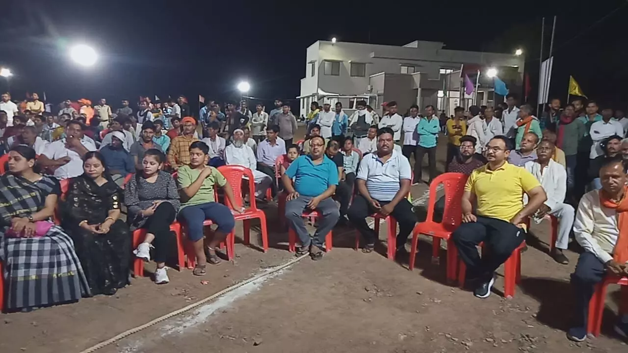नवनिर्मित खेल मैदान में नाईट क्रिकेट टूर्नामेण्ट का भव्यता के साथ हुआ शुभारंभ नवनिर्मित खेल मैदान में नाईट क्रिकेट टूर्नामेण्ट का भव्यता के साथ हुआ शुभारंभ