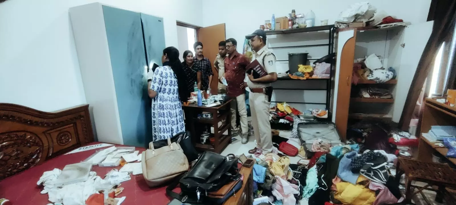 उप वनमण्डलाधिकारी के सूने घर में घुसे चोर उप वनमण्डलाधिकारी के सूने घर में घुसे चोर