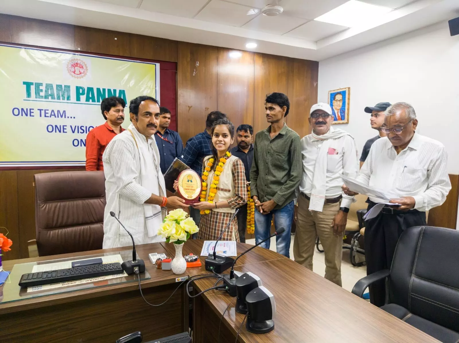 कैबिनेट मंत्री ने मेधावी विद्यार्थियों का किया सम्मान कैबिनेट मंत्री ने मेधावी विद्यार्थियों का किया सम्मान