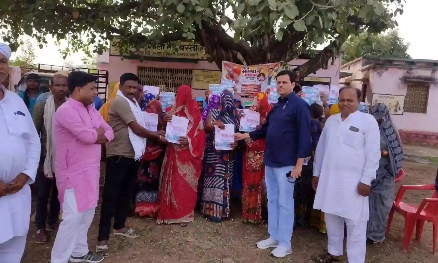 पीसीसी मेंबर कांग्रेस नेता ने घर-घर जाकर भरवाये नारी सम्मान योजना के आवेदन फार्म