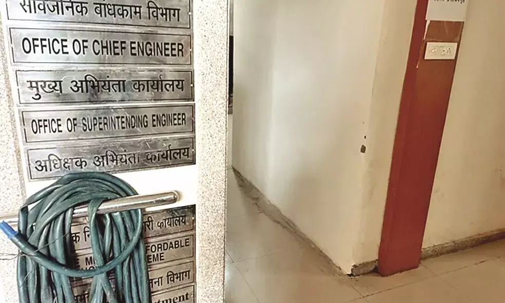 मनपा प्रशासकीय इमारत में शौचालयों पर पांबदी, मरम्मत के कारण महिलाएं परेशान