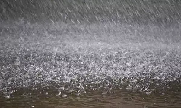 फिर बदला मौसम का मिजाज, धूल भरी आंधी के साथ हुई झमाझम