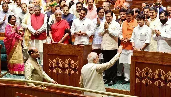 नए संसद भवन का उद्घाटन, पहली पंक्ति में बैठे एकनाथ शिंदे - सांसदों ने ली योगी के साथ सेल्फी