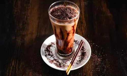 घर पर कम समय में बनाएं बाजार जैसी कोल्ड कॉफी, इस आसान रेसिपी से