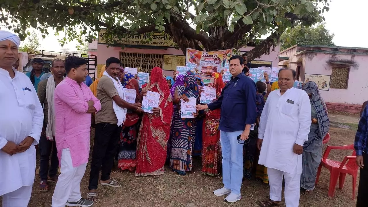 पीसीसी मेंबर कांग्रेस नेता ने घर-घर जाकर भरवाये नारी सम्मान योजना के आवेदन फार्म पीसीसी मेंबर कांग्रेस नेता ने घर-घर जाकर भरवाये नारी सम्मान योजना के आवेदन फार्म
